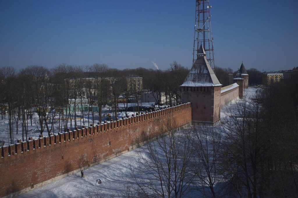 Смоленская крепостная стена и башня зимой