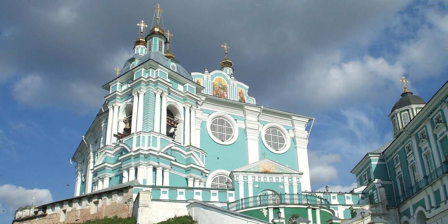 Успенский собор в Смоленске: история, иконостас и как попасть